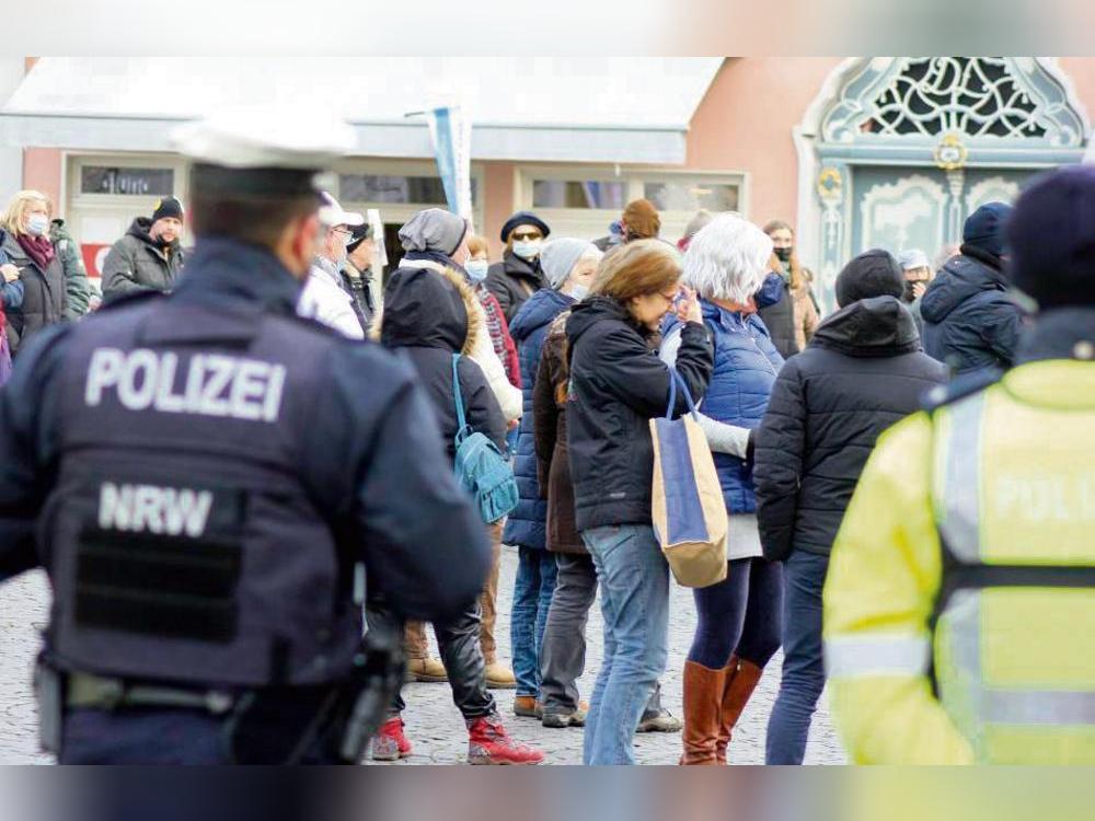 Unter den Augen von Polizei und Ordnungsamt fand am Samstag eine Kundgebung von „Grundrechte Lippstadt“ auf dem Rathausplatz mit knapp 200 Teilnehmern statt. Foto: Schwade
