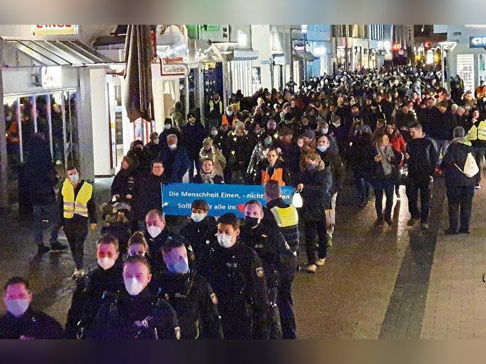 Damit die Kundgebungen – hier ein Foto vom letzten Montag – weiterhin friedlich bleiben, prüft die Polizei mögliche Konfliktpotenziale. Das könnte Auswirkungen auf die geplanten Routen oder Versammlungsorte haben. Foto: Friedrich