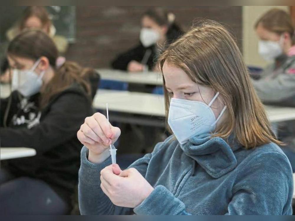 Selbsttest im Unterricht: Weil in den weiterführenden Schulern „nur“ Schnelltests gemacht werden, in den Grundschulen aber PCR-Tests, werden laut Stadt in der Primarstufe im Vergleich mehr Infektionen entdeckt.Archiovfoto: Dietz