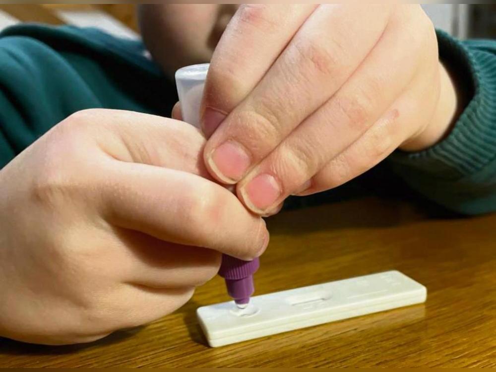 Für jedes Kindergartenkind das Spannende am Corona-Selbsttest: Tropfen auf die Testkassette geben und warten, dass sich (nur!) ein roter Strich zeigt. Foto: Rückert