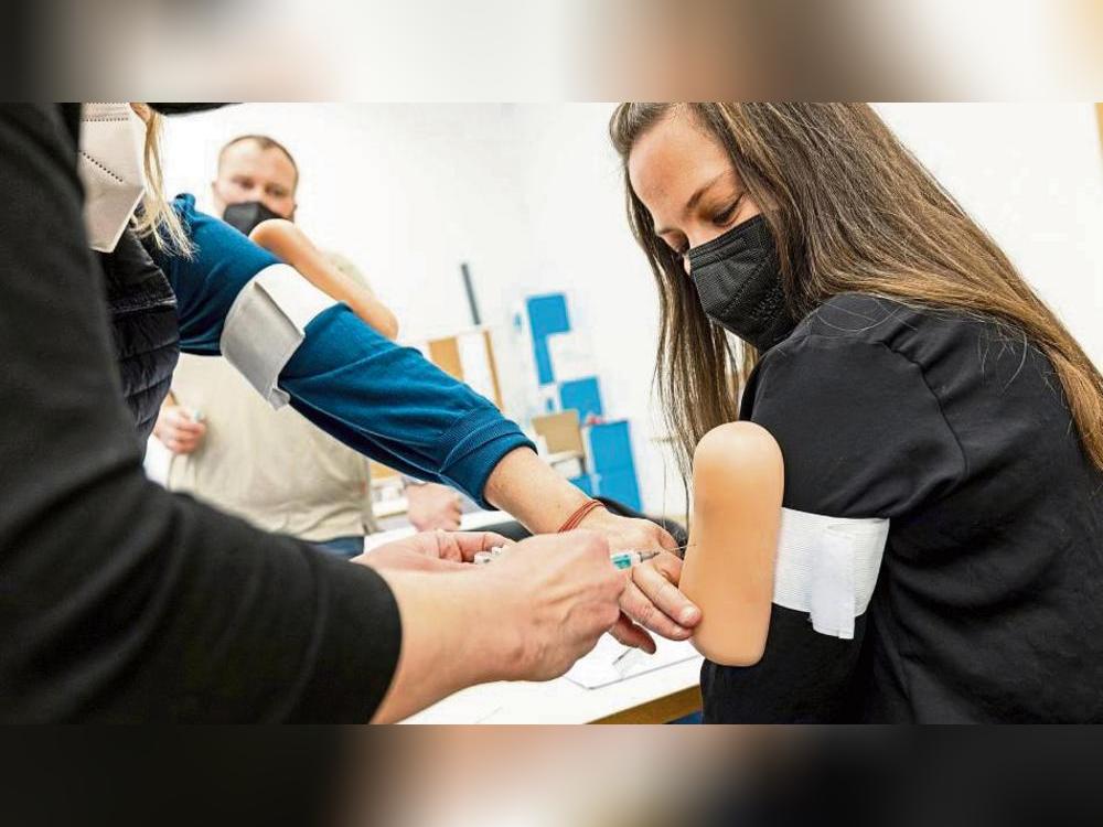 Bisher war es noch Kochsalzlösung, die in den Oberarmen der Schulungsteilnehmer „verimpft“ wurde, doch ab dem 8. Februar kann es losgehen: Die Apotheken können dann ins Impfgeschehen gegen Covid-19 einsteigen. Foto: Leßmann