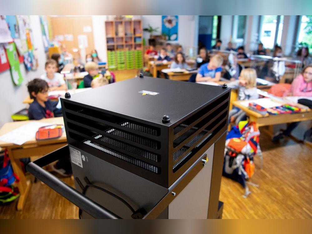 Mobile Luftfilter – wie hier im Klassenraum einer Grundschule – hatte die FDP-Fraktion auch für Gymnasium und Grundschulen in Rüthen beantragt. 