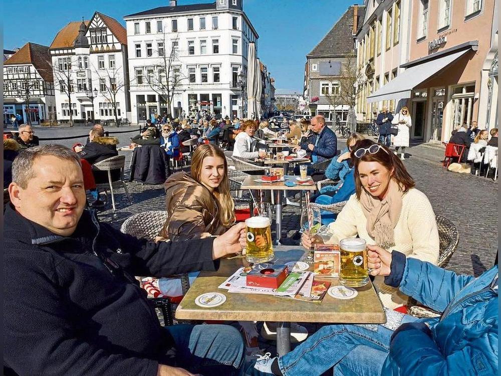 Die kalte und dunkle Jahreszeit neigt sich dem Ende zu. Auch im Patriot-Gebiet – wie etwa hier am Samstagnachmittag auf dem Lippstädter Rathausplatz – haben am Wochenende zahlreiche Sonnenanbeter das gute Wetter genossen. Mit steigenden Temperaturen erwacht auch die Natur wieder zum Leben. Foto: Tuschen