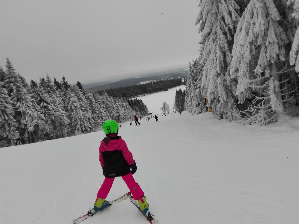 Grundschülerin Matilda fährt regelmäßig zum Skilaufen nach Winterberg.