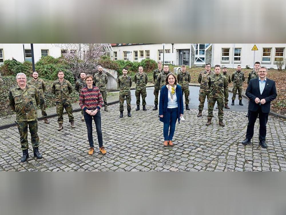 Kreisdirektor Volker Topp (1. Reihe, r.), Gesundheitsdezernentin Ricarda Oberreuter (1. Reihe, 2. v. l.) und die zuständige Sachgebietsleiterin Andrea Ebeling (1. Reihe, 3. v. l.) sprachen den Soldaten und Oberstabsfeldwebel Alfons Levenig aus dem Kreisverbindungskommando (1. Reihe, l.) ihren Dank aus. Foto: Kalle (Kreis Soest)