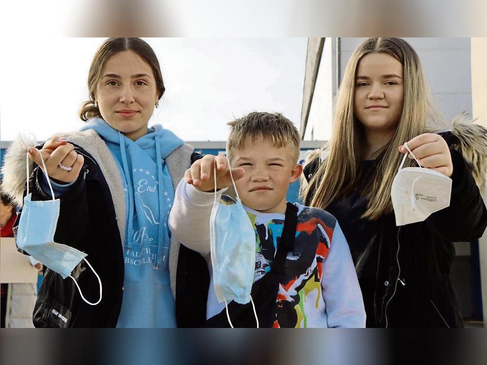 Tschüss, Maske? Bei Luisa, Mats und Pia (v.l.) ist das auch nach dem 2. April eher nicht der Fall. Auch nach der Aufhebung der Pflicht wollen die Schüler der Sekundarschule die Mund-Nasen-Bedeckungen weiter tragen. Foto: Dietz