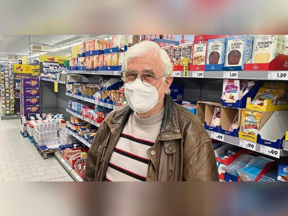 Walter Beckmann fühlt sich mit Maske noch deutlich sicherer beim Einkauf. Foto: Frenz