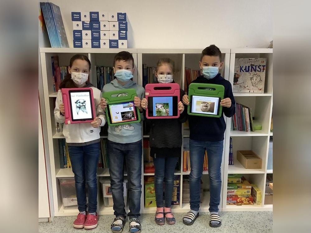„Rabenschüler“ stellen ihre kreativen Ergebnisse vor. Foto: Niemeier-Illies