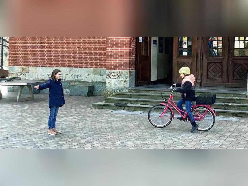 Die Kinder unterstützten sich gegenseitig für die Prüfung zu üben. Foto: Chiara und Ella