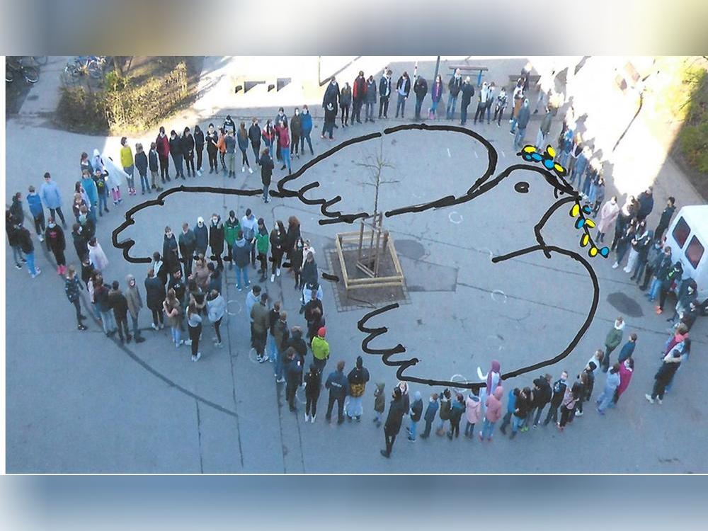 Friedensaktion auf dem Schulhof. Foto: Schule Im Grünen Winkel. 