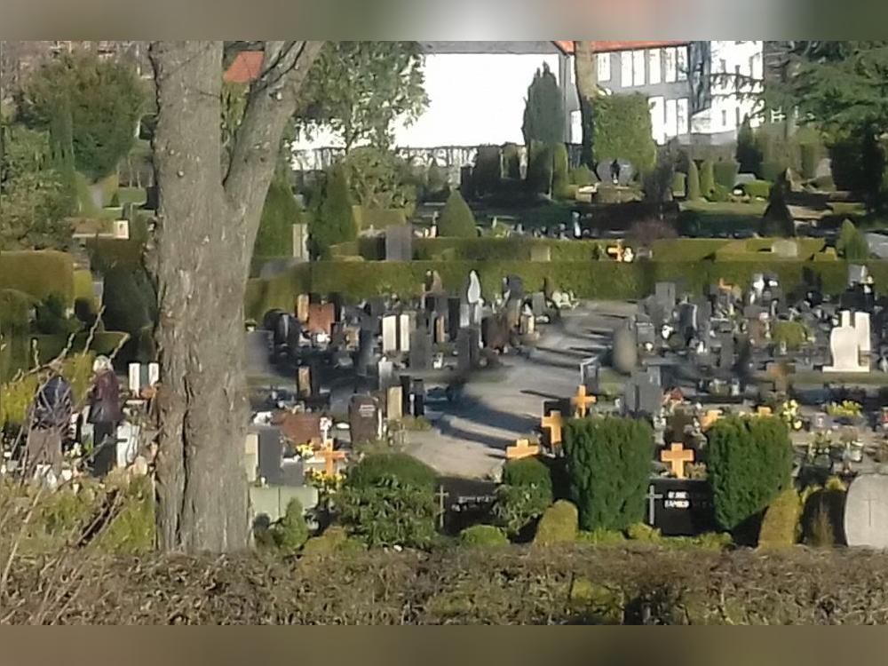 Der Geseker Friedhof ist bereits 1200 Jahre alt. Fotos: Konrad und Benno. 