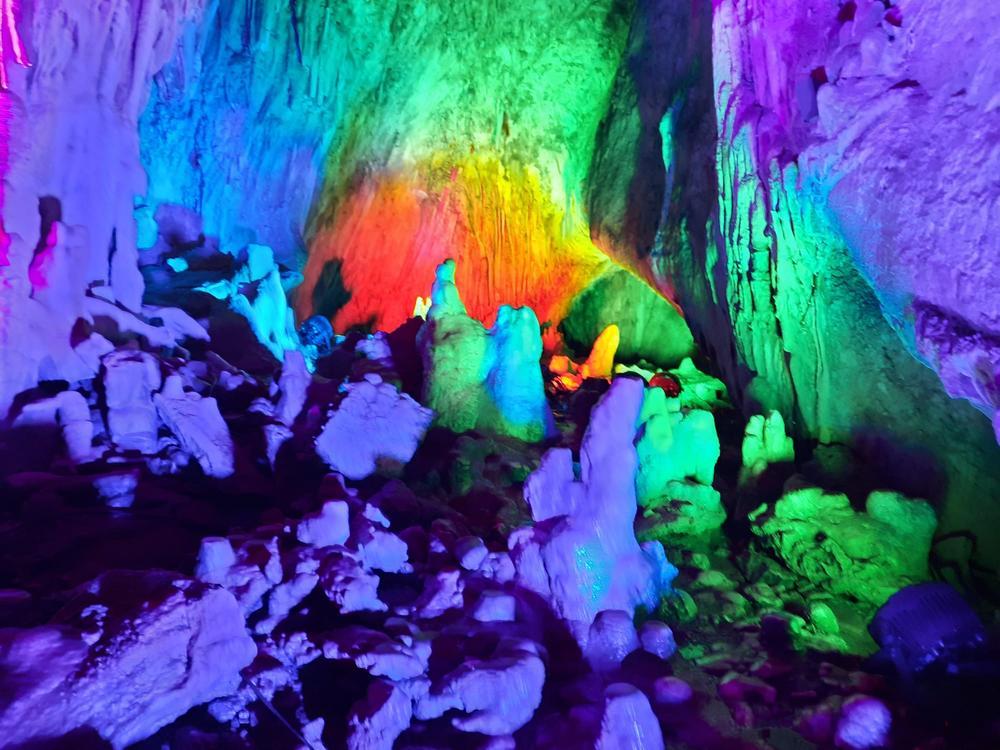 In der Tropfsteinhöhle sieht es aus wie in einer Märchenwelt. Foto: Akvic