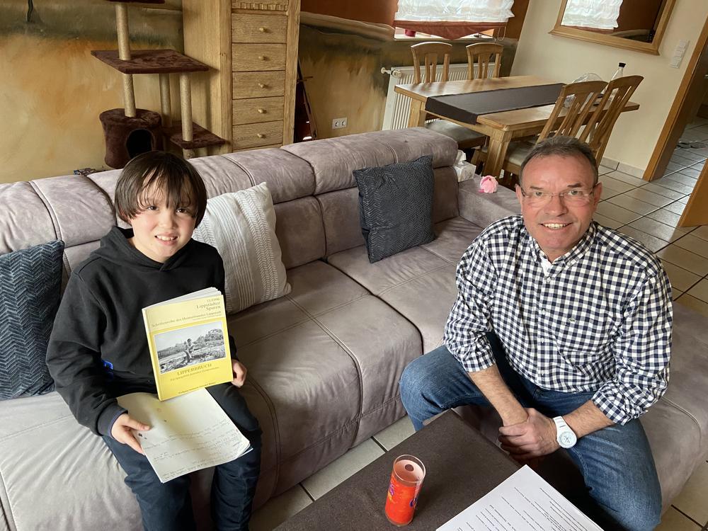Tim im Gespräch mit Ortsvorsteher Gunther Schmich. Foto: privat