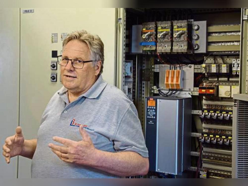 Herbert Bäumer erklärt in der Pumpstation Mönninghausen, wo geschaltet und gewaltet wird. Foto: Kossack