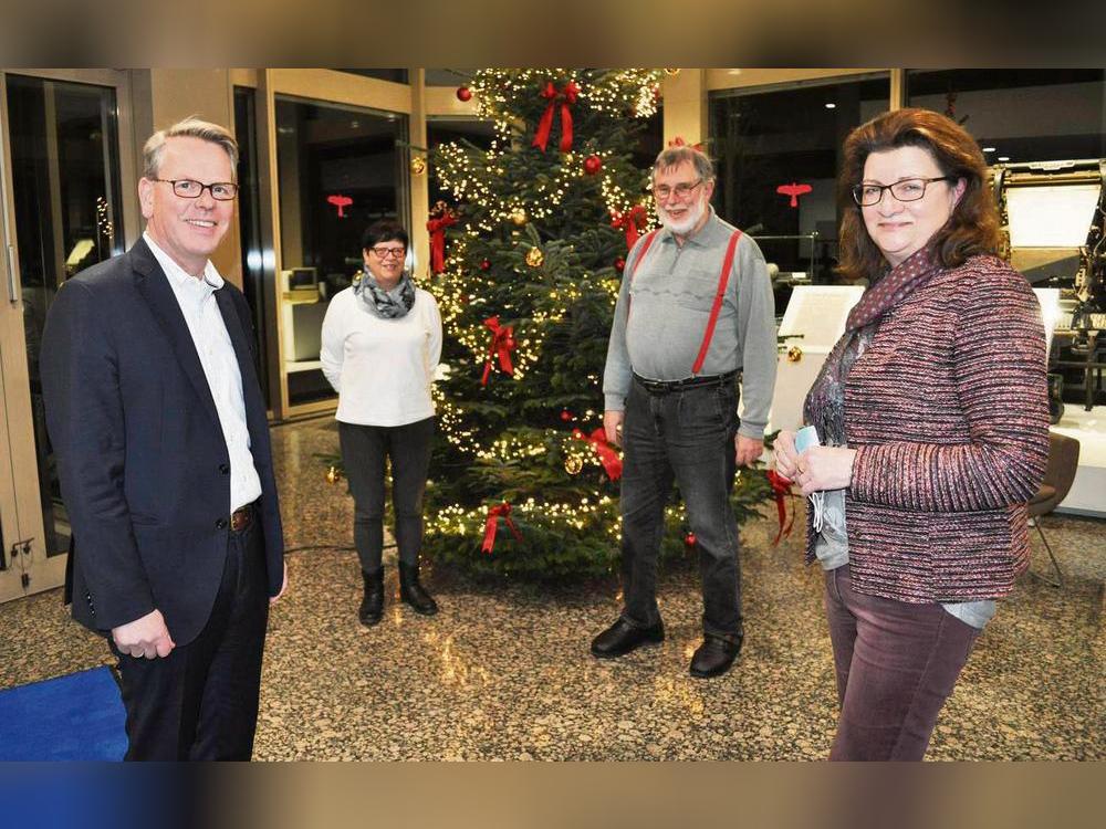 Für die Patriot-Weihnachtsspende sprachen Gabi Köhne, Rainer Look und Stefanie Kamp (v.r.), die das Vorstandstrio des Arbeitskreises Vergissmeinnicht bilden, dem Verleger Christoph Barnstorf-Laumanns ihren Dank aus. Foto: Osmic