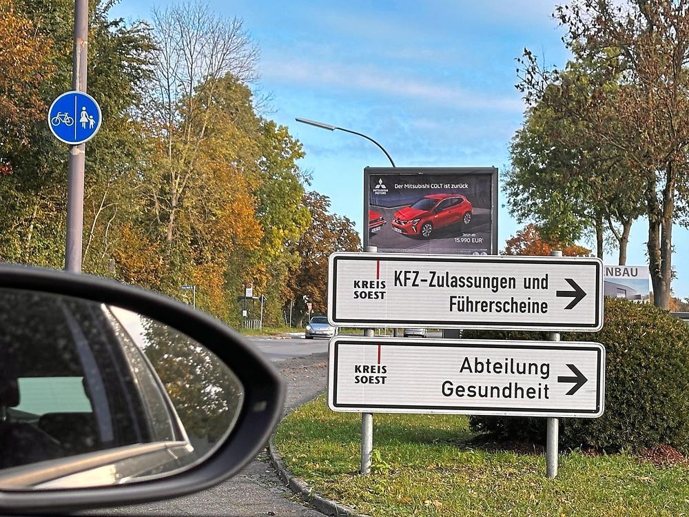  Die Kreisverwaltung bietet ab sofort nach und nach Alternativen für die Anmeldung von Kfz aus dem Kreis Soest an. Möglich wird das durch eine Zusammenarbeit mit den Kreisen Steinfurt und Minden-Lübbecke. Die Zulassungsstellen in Soest und Lippstadt öffnen ab Donnerstag, 16. November, montags bis freitags wieder von 10 bis 12 Uhr für Privatkunden. Foto: Cegelski