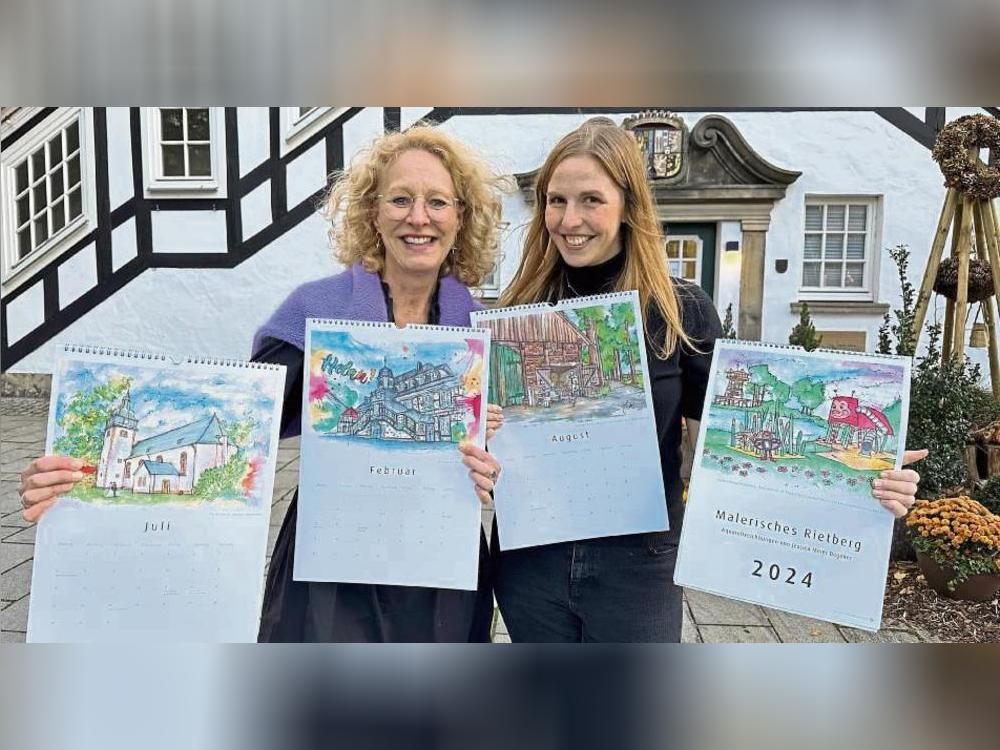 Touristik-Mitarbeiterin Elke Milsch (l.) und Künstlerin Jessica Meier Degener mit dem neuen Kalender, der Rietberger Sehenswürdigkeiten aus künstlerischer Perspektive zeigt.