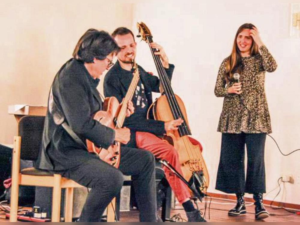 Familienbande: Jazzgitarrist Steve Masakowski, sein Sohn Martin (Bass) und seine Tochter Sasha (Gesang) begeisterten bei ihrem Konzert in der Friedenskirche. Foto: Wissing