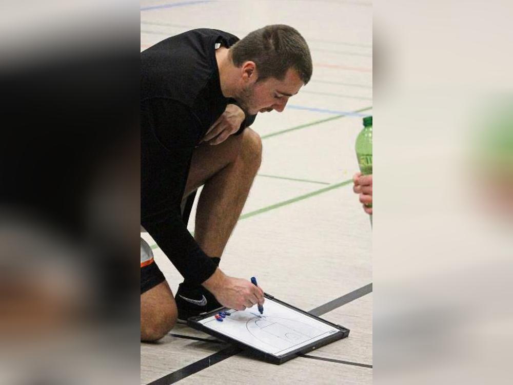 Durfte einen 66:52-Erfolg seiner Mannschaft in Schwerte notieren: LTV-Coach Daniel Urbanek. Foto: Heinke