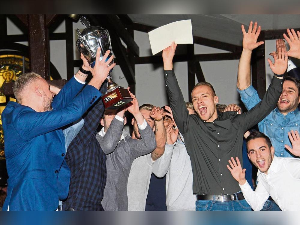 2017 war es, als beim letzten Erwitter Sportlerball im Lager des SuS Bad Westernkotten alle Dämme brachen, nachdem man zur Mannschaft des Jahres gekürt wurde. Am Samstag geht es in der Hellweghalle wieder rund. Archivfoto: Feichtinger