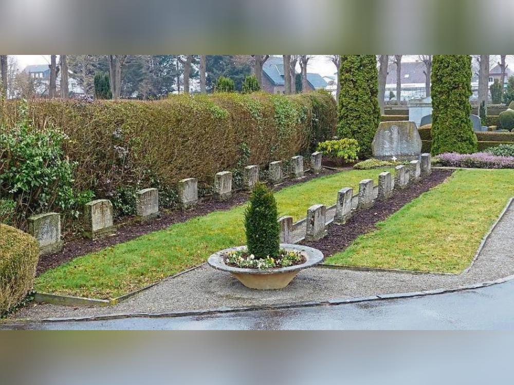 Da standen sie noch: Die Grabsteine der Dernbacher Schwestern auf dem Erwitter Friedhof sind mittlerweile Geschichte. Foto: Karl Dietz