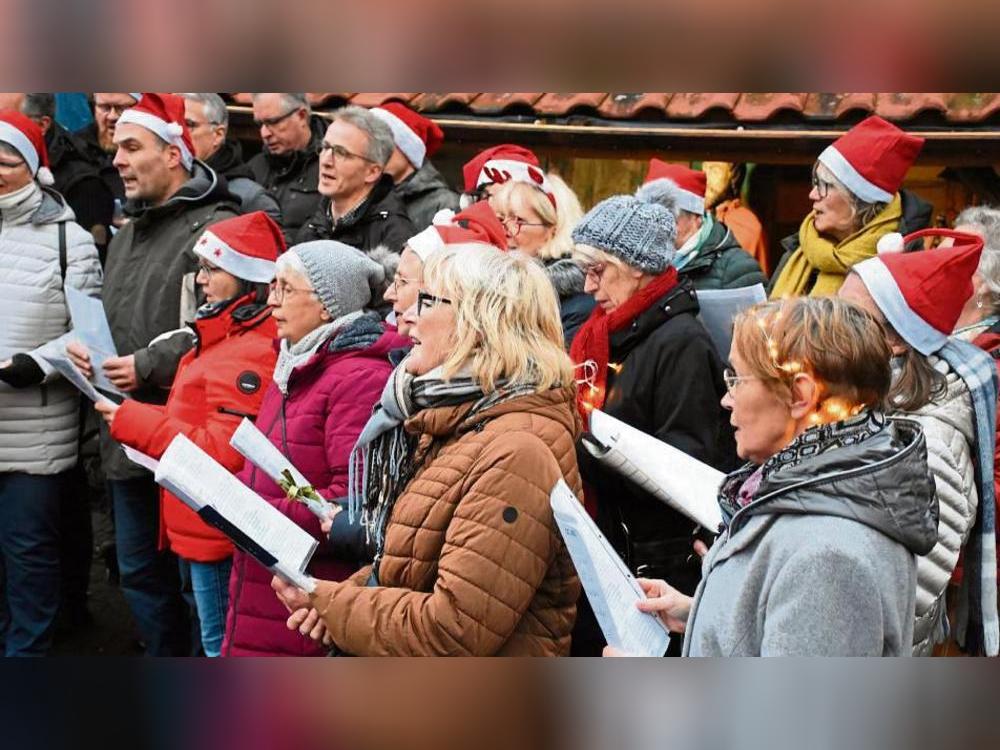 Der gemischte Chor Cäcilia begeisterte die Adventsmarktbesucher mit Weihnachtsliedern.