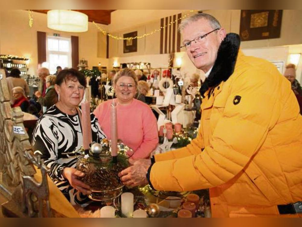 Auch Monika und Gabi waren mit ihrem Stand im Bürgerhaus vertreten. Rolf Brölemann als neue 1. Vorsitzender des Heimatvereins zeigt sich sehr zufrieden mit dem Besuch und dankte allen Helfern für ihre Unterstützung. Foto: Büttner