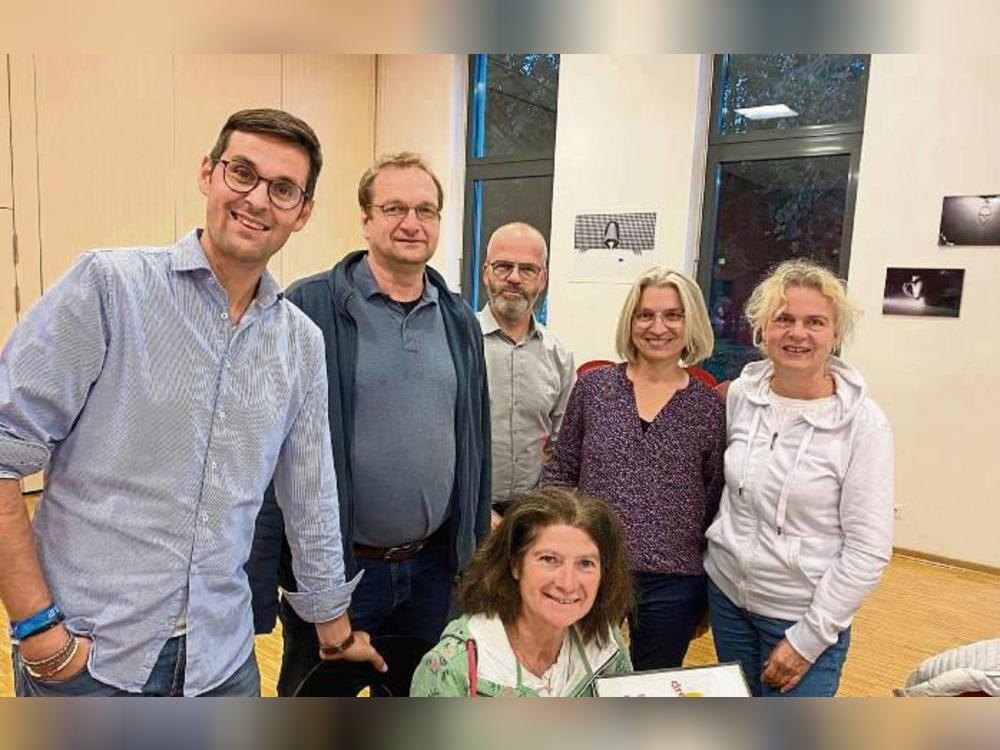 Der Vorstand des Vereins Drehmomente beriet sich vor der Jahreshauptversammlung, v.l.: Oliver Jungmann, Torsten Funk, Wolfram Barkey, Stefanie Breulmann, Marion Heier und Vorsitzende Barbara Berger (unten, M.).