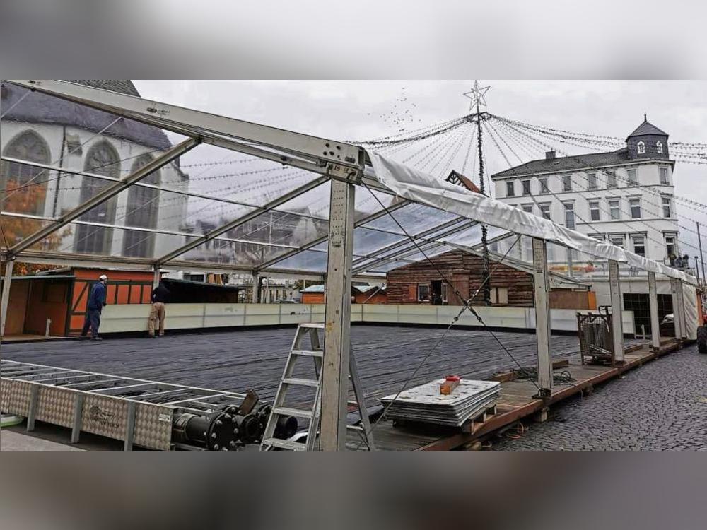 Die Eisbahn ist das heimliche Herz des Weihnachtsmarktes und kommt in diesem Jahr erstmals mit transparentem Dach und Seitenwänden daher.