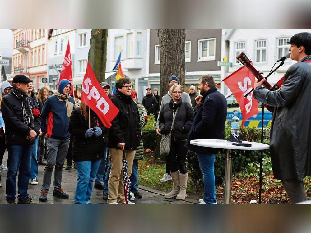 „Nazis, verpisst euch“, skandierte eine Gegendemo, die Aktion buntes Lippstadt initiiert hatte, mit Social-Media-Größe Yu. 120 Menschen schlossen sich ihm zeitweise an. Fotos: Löseke