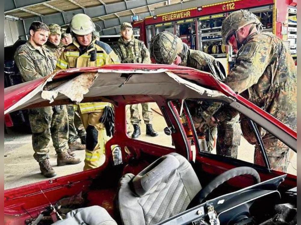 Voneinander lernen: Katastrophenschützer aus Erwitte tauschen sich in der Kaserne mit den Soldaten aus Unna aus.