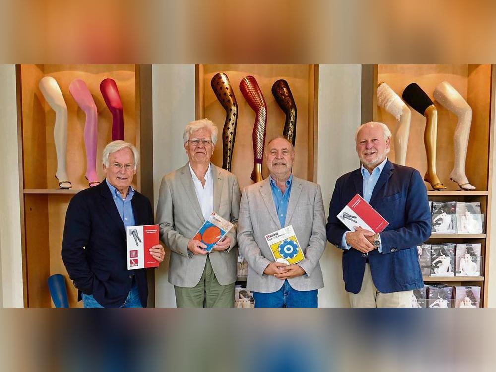 Dieter Olmesdahl (2.v.l.) übergibt sein Buch „Damenstrümpfe aus Lippstadt“ in der Schmallenberger Zentrale an die Brüder Falke (v.l.): Franz Peter Falke, Verleger Dr. Walter Leimeier und Paul Falke.