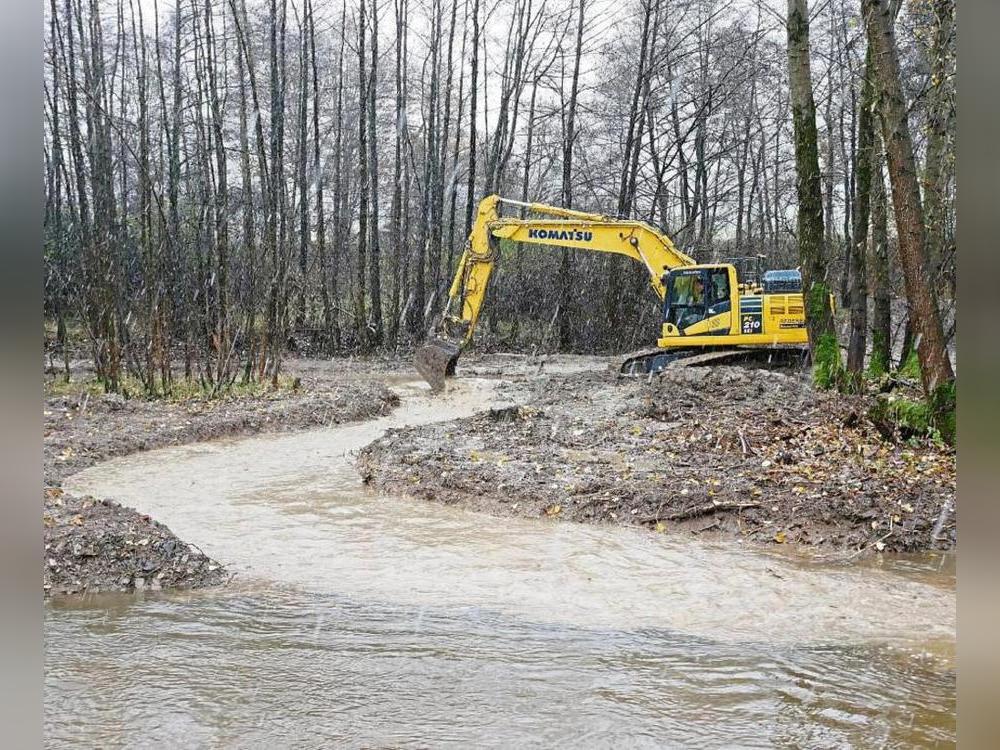 Der Bagger durchsticht den Boden und schneidet so einen neuen Verlauf für die Möhne. Fotos: Bsdurek