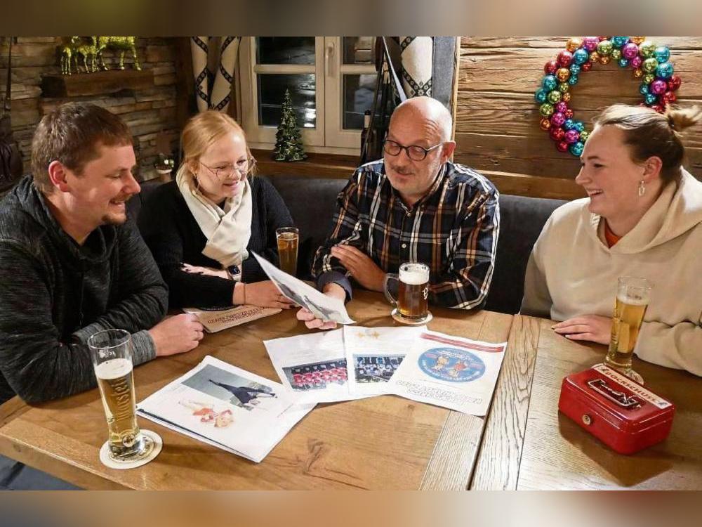 Noch sind es lose Seiten, über die sich das Redaktionsteam (v.l.) Simon Koerdt, Jennifer Quente, Bernd Grawe und Lara Bartmann (Anna Hölscher fehlt) austauschen. Bis Februar soll daraus eine Zeitung – der Bockschuss – werden. Foto: Bsdurek