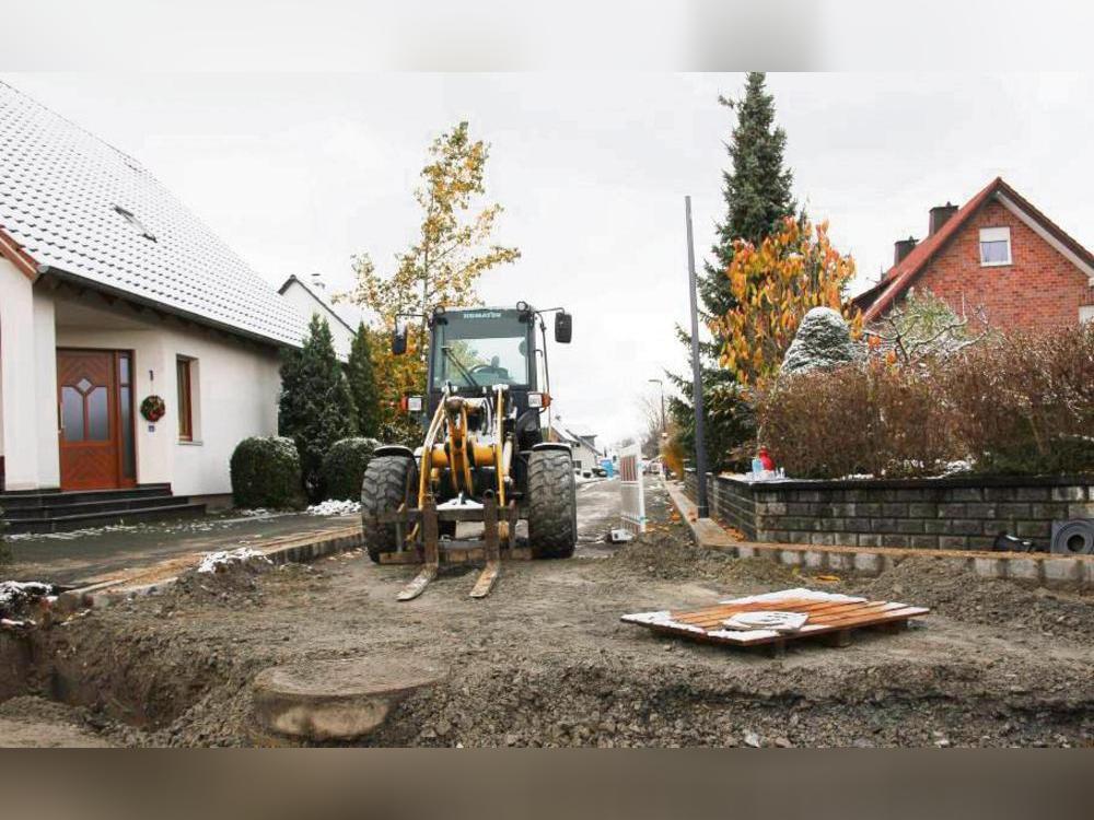 Der von den Anwohnern lang ersehnte Endausbau des Fuchsweges in Erwitte hat begonnen. Anfang 2024 soll er abgeschlossen sein. Foto: Puls