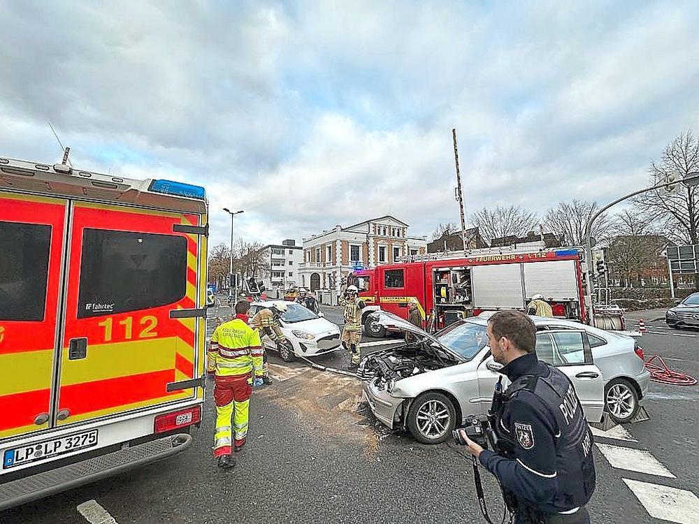 Kollision auf der Kreuzung: Am Dienstag kollidierten an der Lipperoder Straße/ Lippertor zwei Autos. Fotos: Feuerwehr Lippstadt