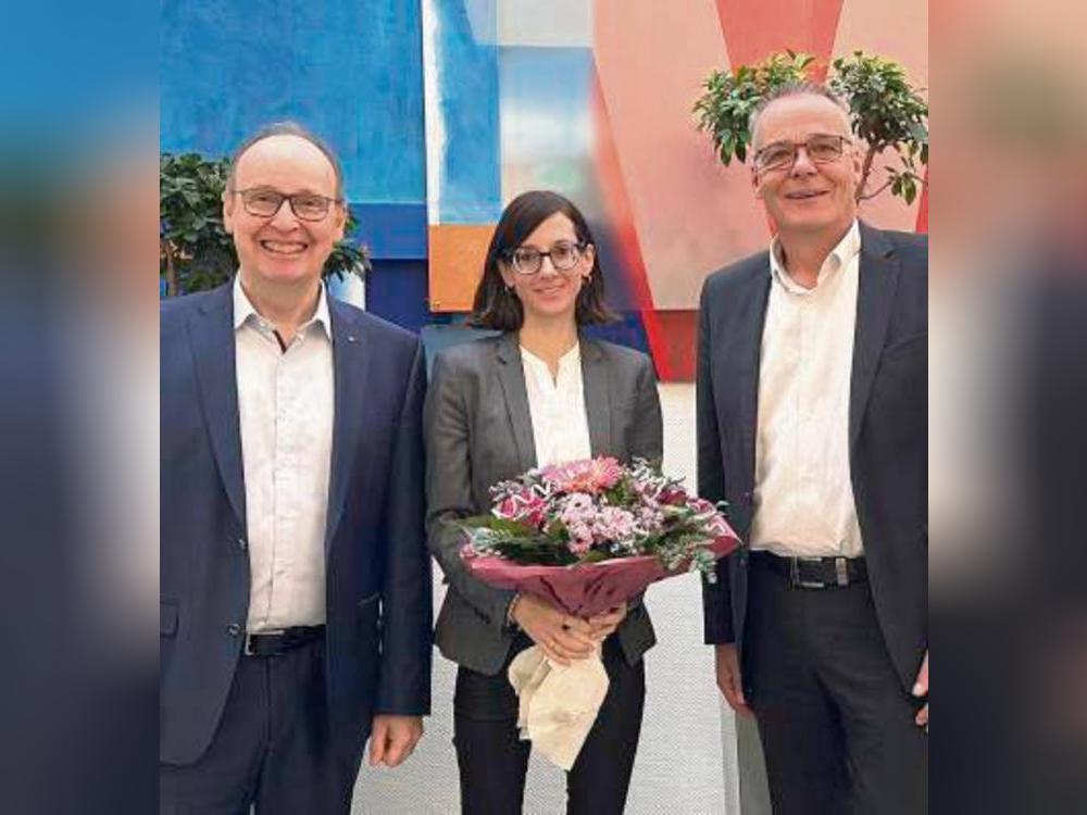 Die Vorstände Hans-Georg Funke (l.) und Klaus Köster gratulierten Katharina Wolff zum erfolgreichen Abschluss des Bank-Führungsseminars.