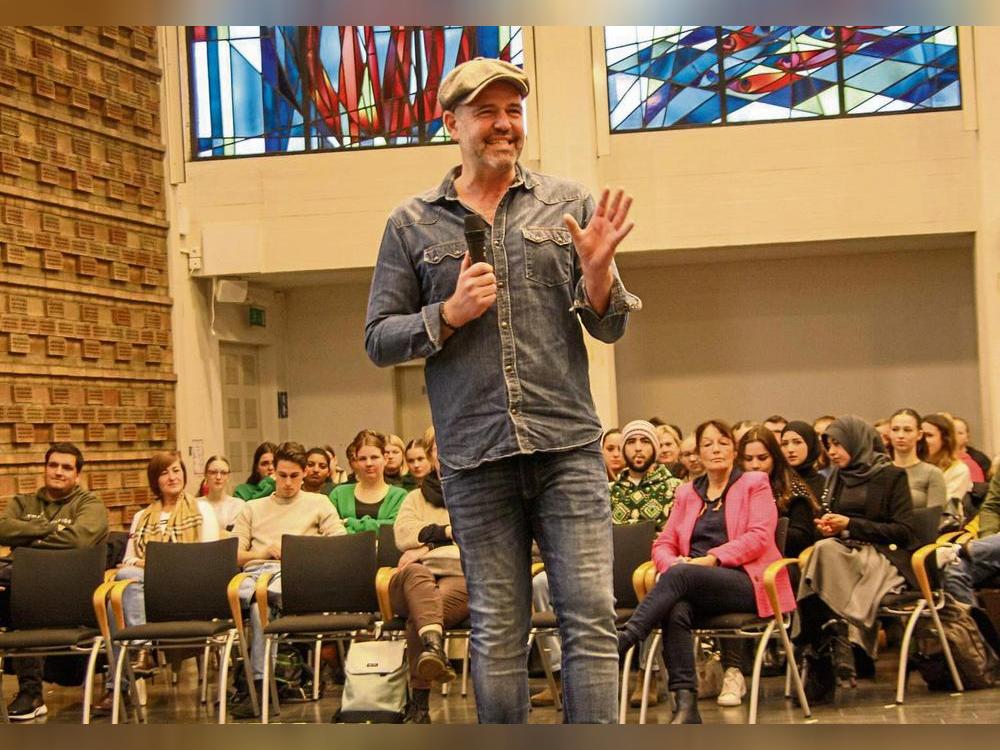Doc Esser hat im Forum der Marienschule einen unterhaltsamen Fachvortrag gehalten. Fotos: Wissing