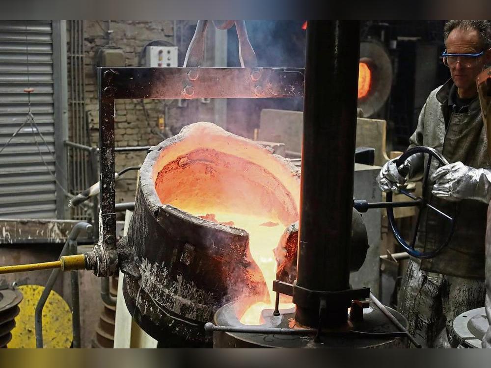 1050 Grad heiß ist die Bronze, die in der Königlichen Glockengießerei in eine Glockenform gegossen wird.