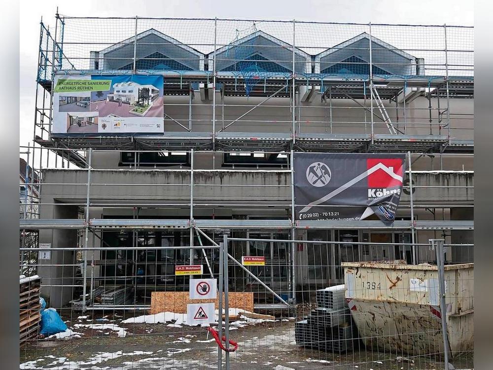 Was jetzt noch nach Großbaustelle aussieht, soll Ende nächsten Jahres glänzen wie neu: das Rüthener Rathaus. Zwei der drei neuen Fenster lassen sich hinter dem Gerüst schon erkennen. Foto: Bsdurek