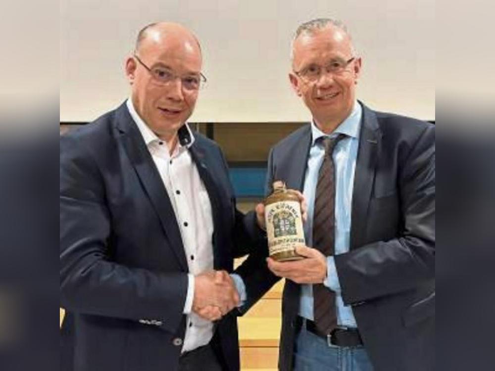 Mit dem Bürgermeistertrunk gratulierte Peter Weiken Hubert Betten zu seiner Wiederwahl als Beigeordneter der Stadt Rüthen. Foto: Bsdurek