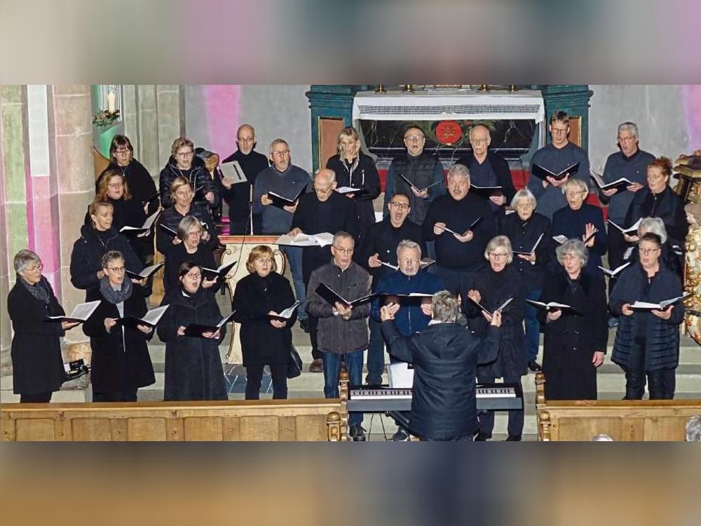 Gefühlvoll und klanggewaltig wurde es beim Mitsingkonzert des Kammerchors. Foto: Kloer