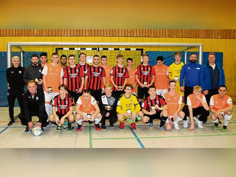 Finale 2020 bei der Hallenkreismeisterschaft der B-Junioren: Der SV Lippstadt (in Schwarz-Rot) setzte sich mit 6:1 gegen den TuS Warstein durch. Vor drei Jahren kickte der Nachwuchs vom Bruchbaum noch in der Junioren-Bundesliga. Archivfoto: Feichtinger