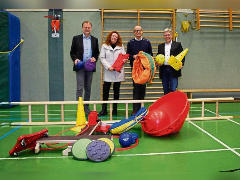 Die Dr. Arnold Hueck-Stiftung unterstützt das Projekt „Abenteuer Turnhalle“, indem sie neue Materialien anschaffte. Darüber freuen sich Klaus Tegethoff (l.) und Christine Senk (2.v.l.) vom Stadtsportverband Lippstadt.