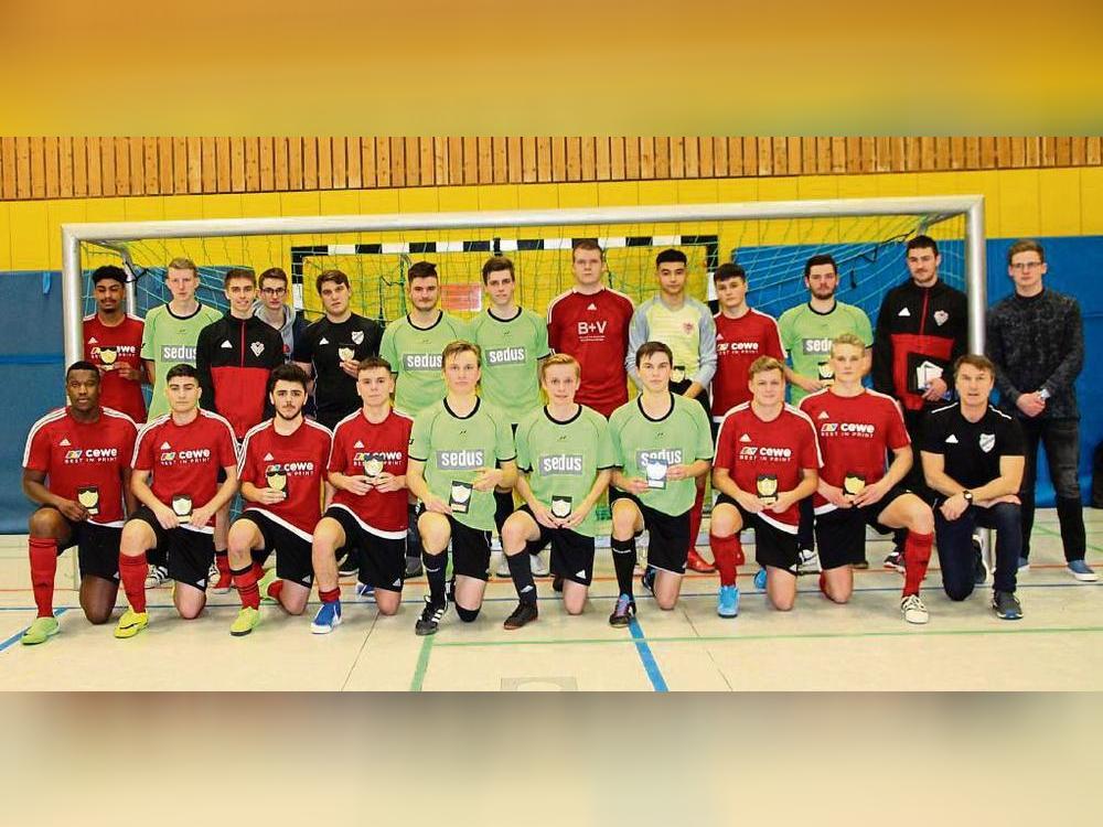 Hallen-Kreismeister 2020 wurde die Mannschaft von Viktoria Lippstadt (in Rot). Sie besiegte im Endspiel die JSG Mönninghausen mit 2:0. Archivfoto: Feichtinger