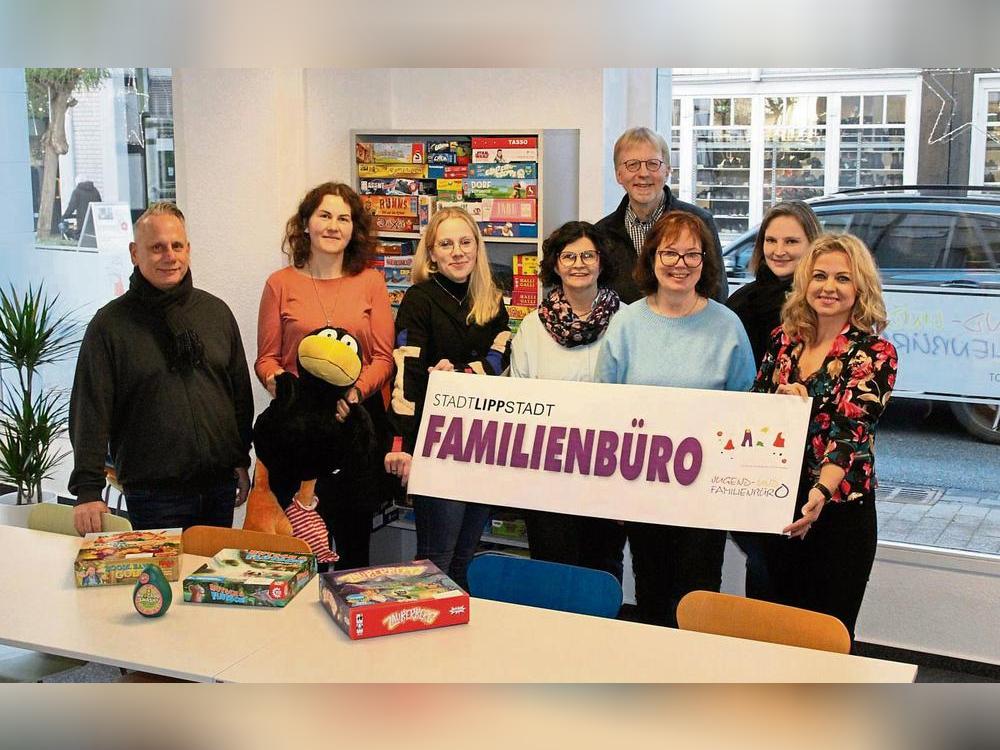 Das Städtische Jugend- und Familienbüro ist umgezogen in die Geiststraße 1 (v.l.): die Mitarbeiter Sascha Thiele, Elisa Stellmacher, Veronika Böttcher, Birgit Blumenröhr, Fachdienstleiter Frank Osinski, Regina Heipieper, Kerstin Beckschulte und Verena Grimm-Burnic. Fotos: Rückert