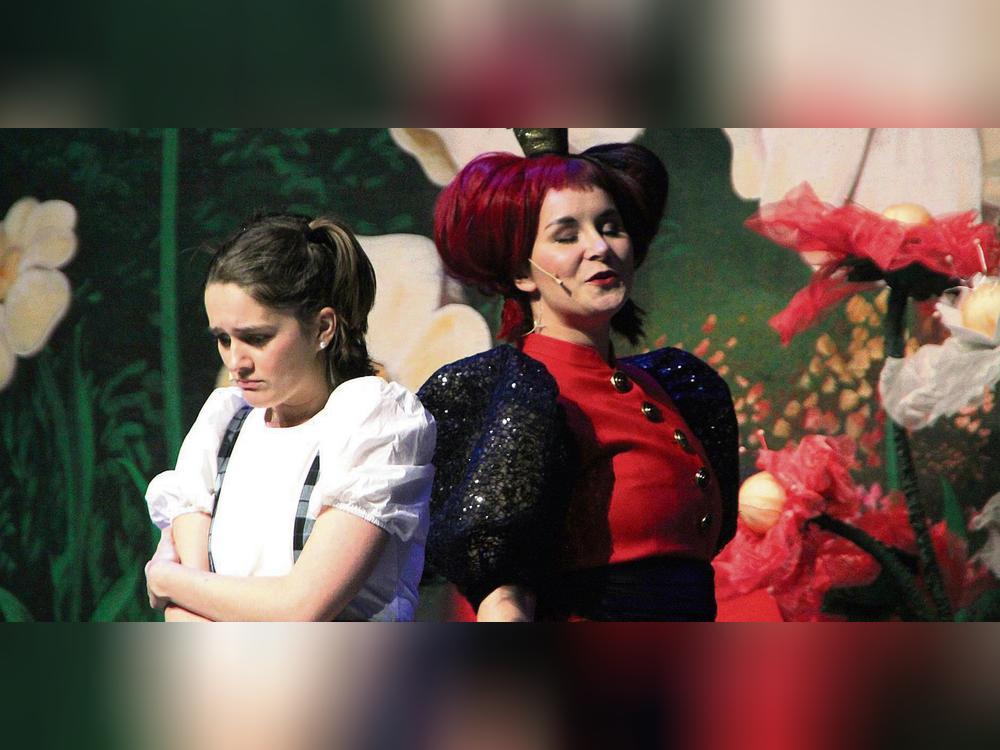 Werden auch nicht unbedingt beste Freundinnen: Alice (Yvonne Preisler) und die Herzkönigin (Katharina Meinhart). Fotos: Balzer