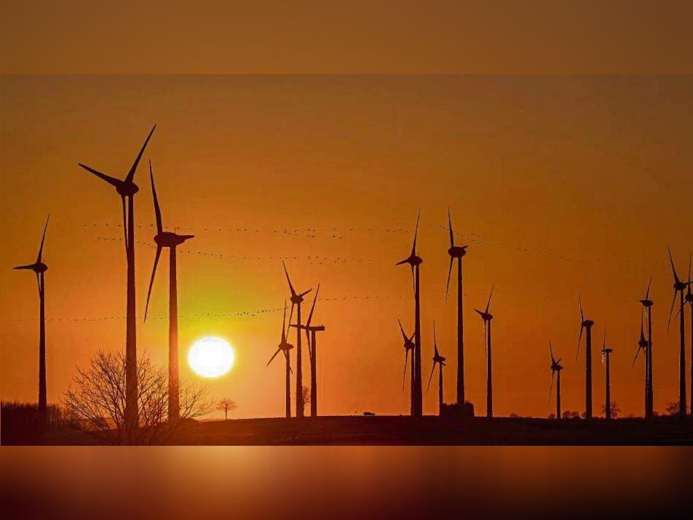 Zerstören die Windräder bei Effeln diesen wild-romantischen Sonnenuntergang? Manch ein Bürger aus Anröchte würde diese Frage mit Ja beantworten. Archivfoto: Förster