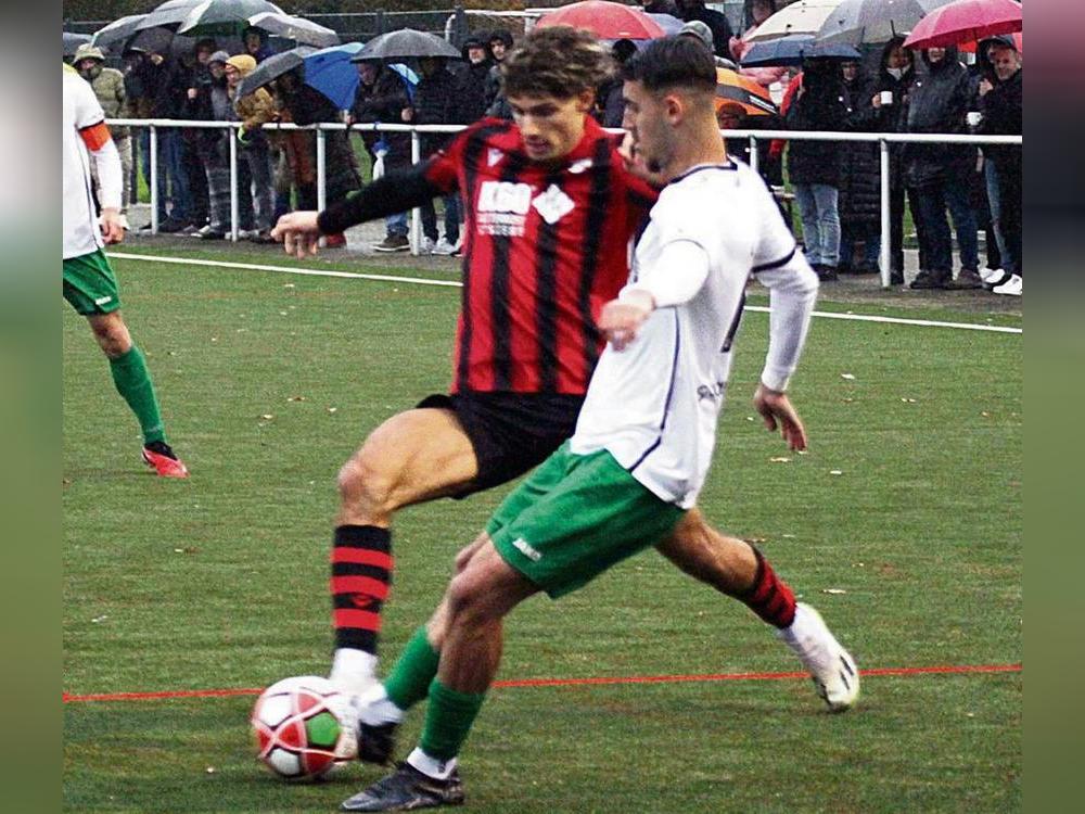 Neu gemischt werden die Karten jetzt zwischen der A-Jugend des SV 08 (in Schwarz-Rot) und dem SV Rödinghausen. Nach dem 3:1-Sieg in der Meisterschaft streben die Lippstädter nun auch im Pokal einen Sieg an. Foto: Dannhausen