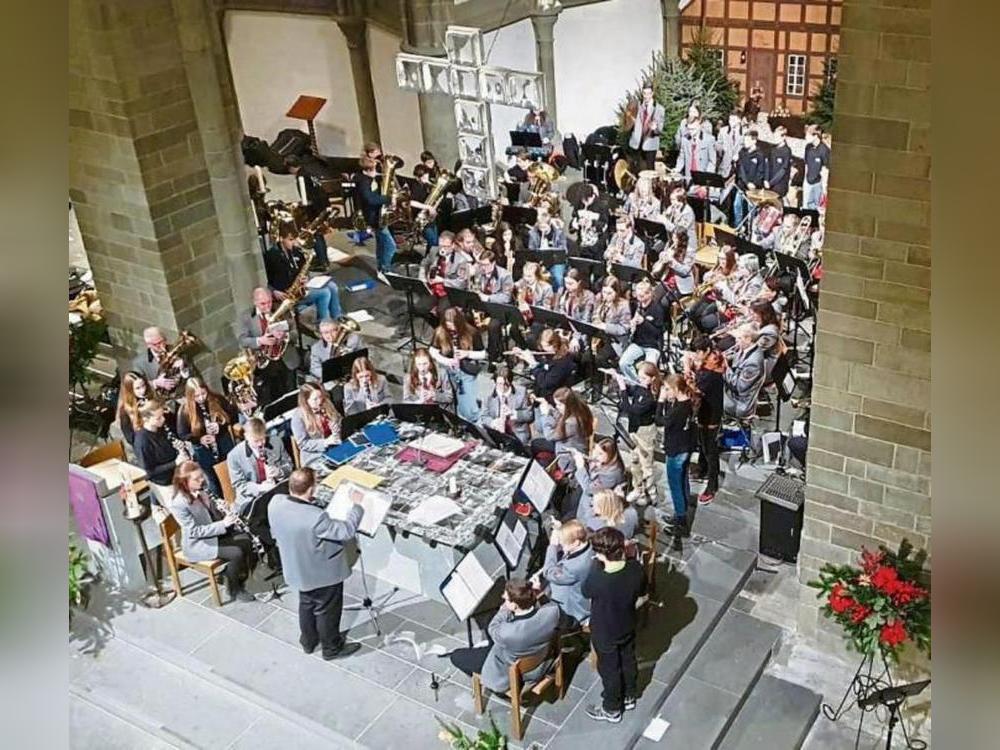 Wenn gleich drei Orchester zusammenspielen, dann kann es schon mal eng auf der „Bühne“ werden.